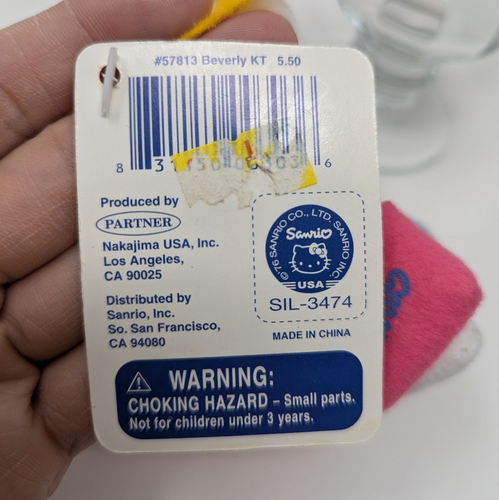 Unique Find - Beverly Hills Hello Kitty bag charm - Picture 7 of 8